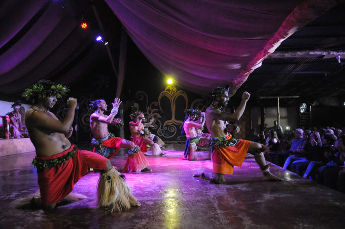 baile, hombre rapanui, mujer rapa nui, polinesia, escenario, luces, isla de pascua, teatro, rapanui , moai, cultura.