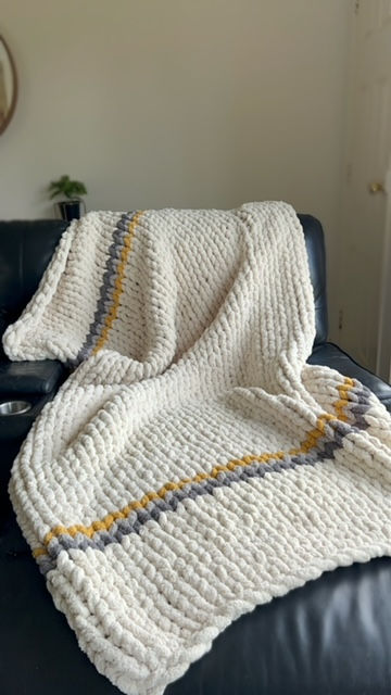 Thumbnail: Chunky Knit Blanket Tutorial