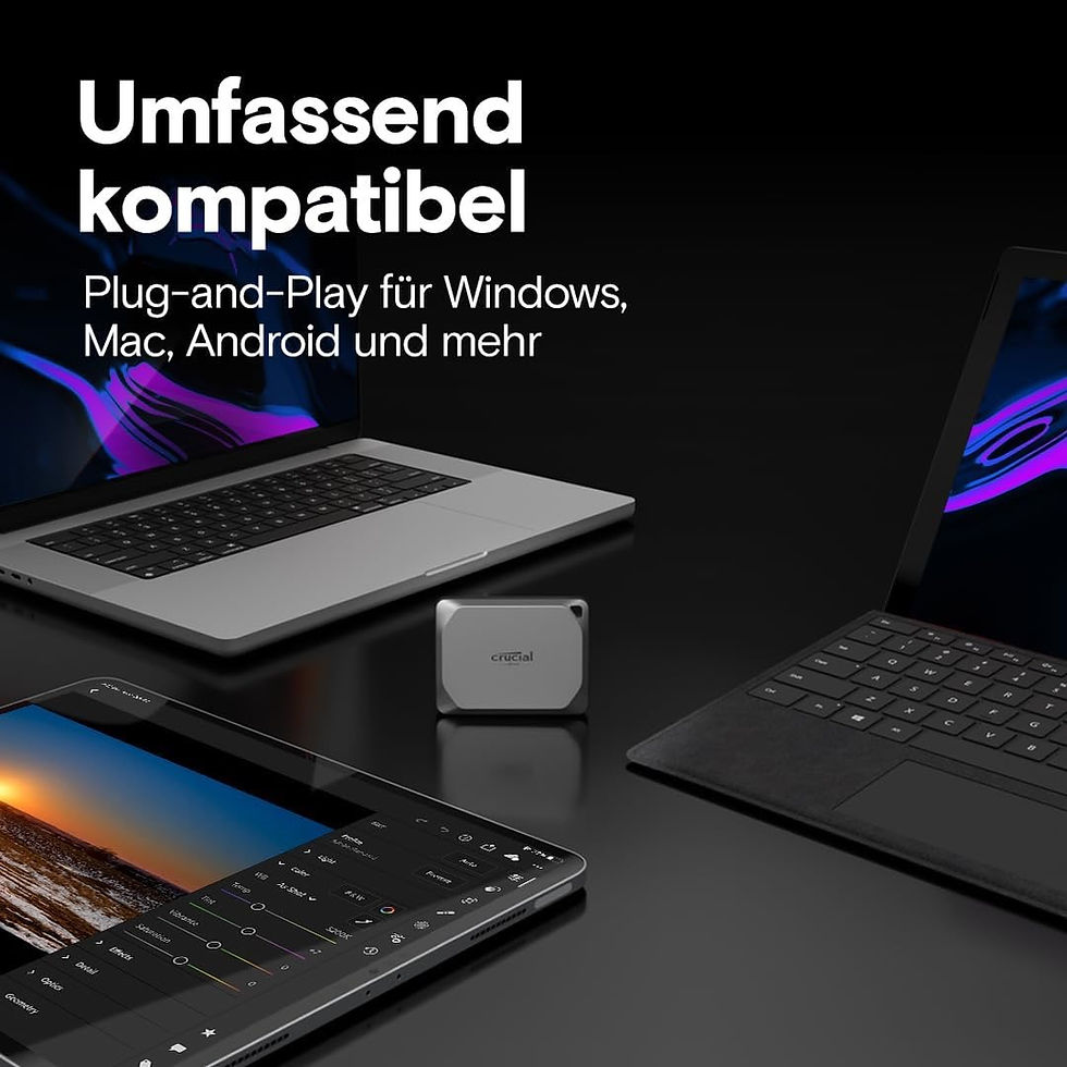 Eine graue portable Crucial SSD zentral positioniert zwischen einem geöffneten Laptop, einem Tablet mit Bildbearbeitungsprogramm und einem weiteren Laptop oder Tablet mit Tastatur. Der Hintergrund ist dunkel mit lila und blauen Akzenten. Sichtbarer Text 'Umfassend kompatibel' und 'Plug-and-Play für Windows, Mac, Android und mehr'.
