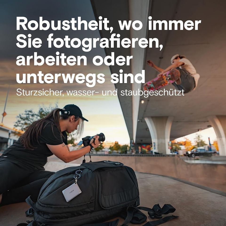 Frau fotografiert mit einer Kamera, mit Rucksack und einer daran befestigten portablen Crucial SSD. Im Hintergrund ein Skatepark und ein springender Skateboardfahrer. Beschriftungen 'Robustheit, wo immer Sie fotografieren, arbeiten oder unterwegs sind' und 'Sturzsicher, wasser- und staubgeschützt'.