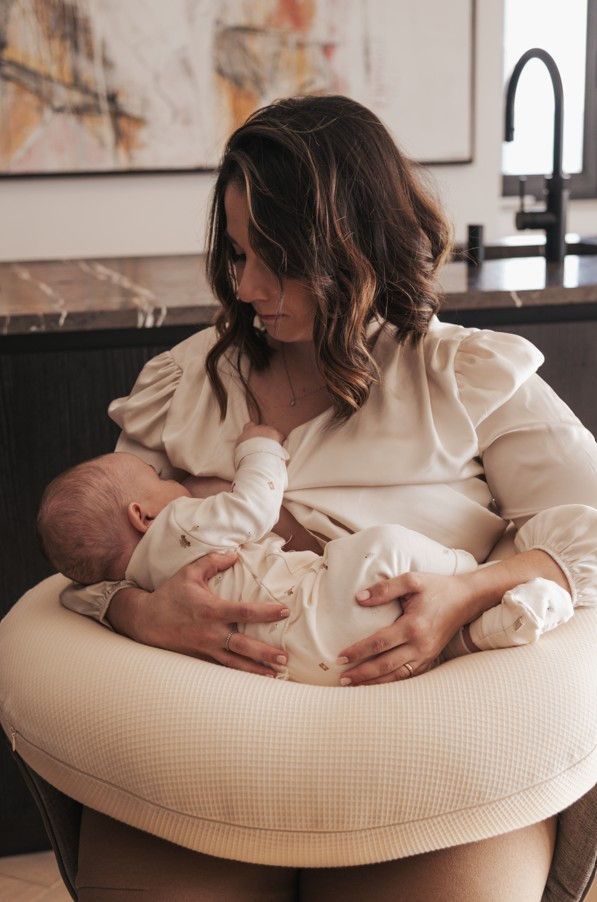 תמונה ממוזערת: כרית הנקה מבד במבוק - גוון שמנת