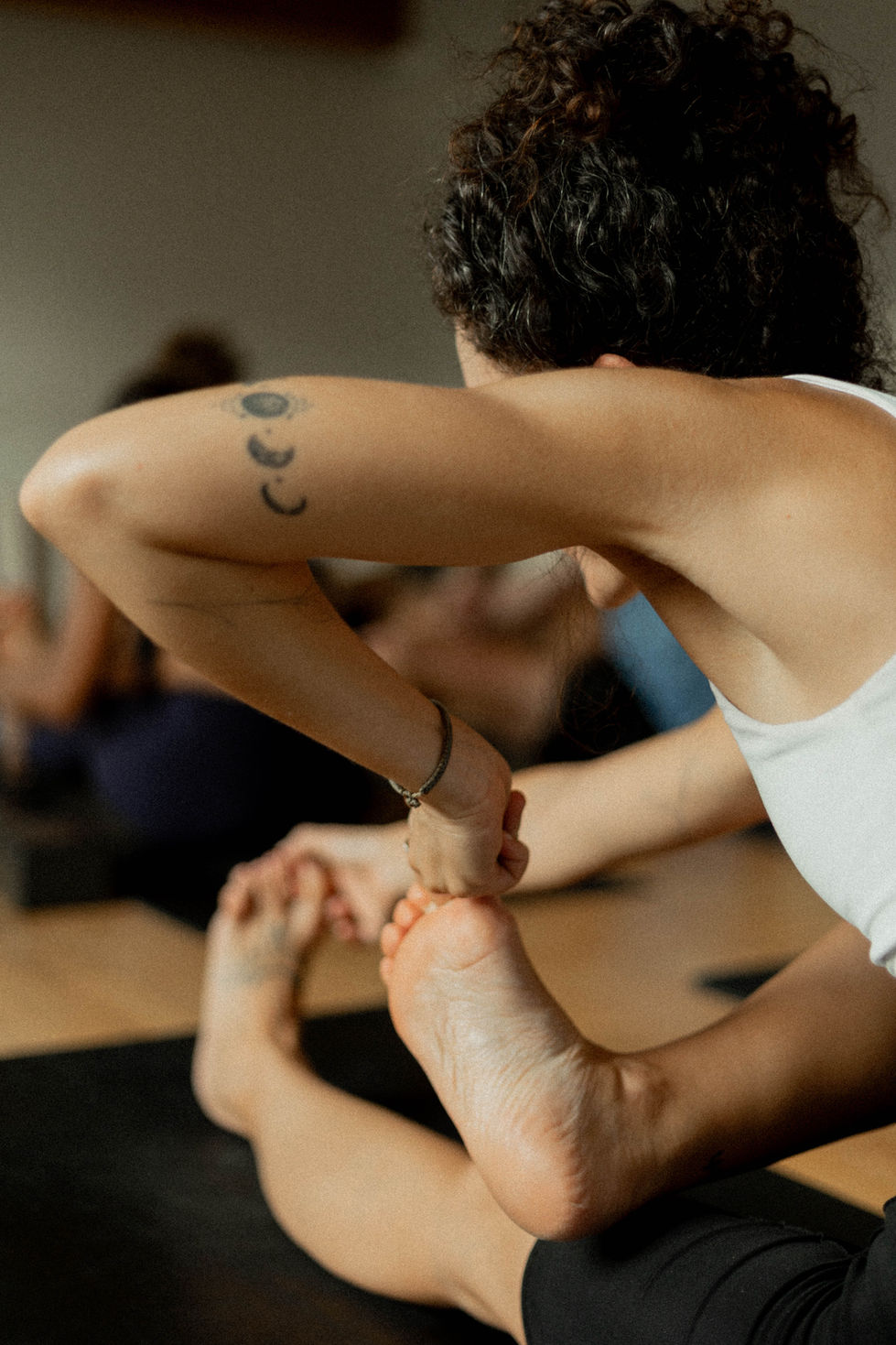 Mujer practicando yoga, estirando piernas