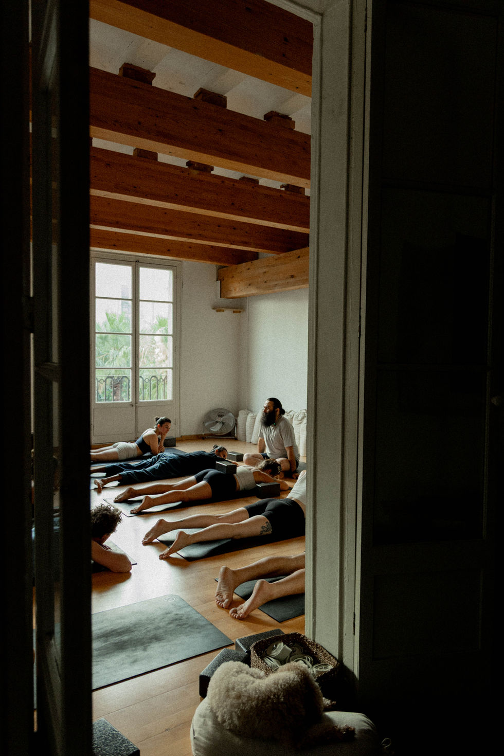 Clase de yoga relajante en Casa Paz Yoga Barcelona