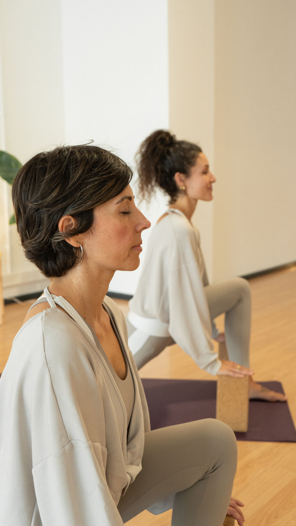 Dos mujeres practicando yoga en The Yoga Gallery - Fest Menorca