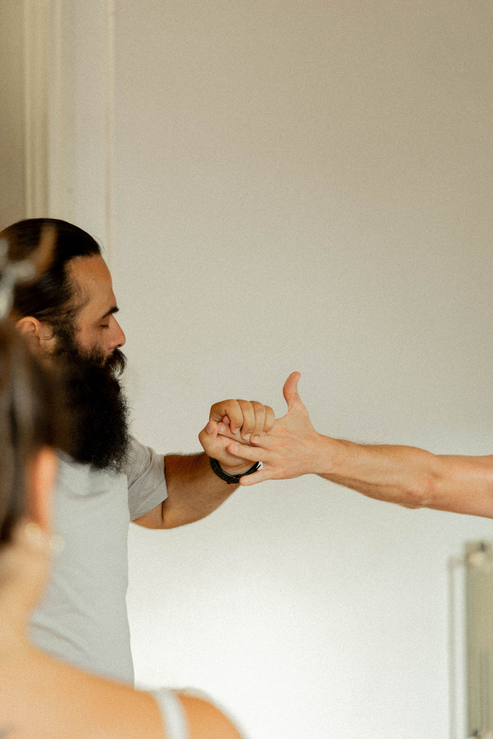 Instructor entrega material a alumnos, taller yoga
