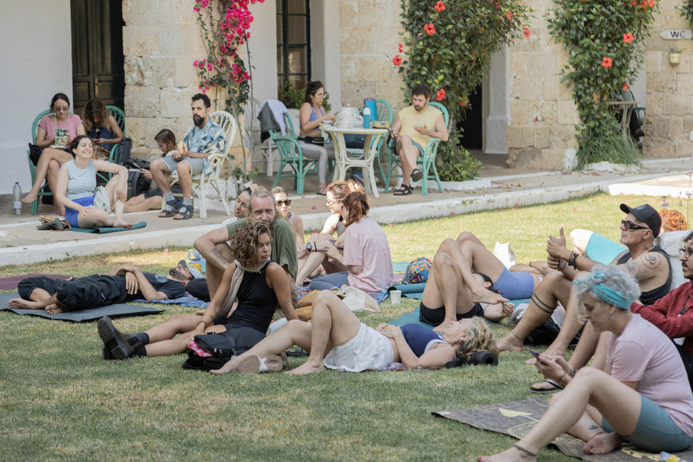 Personas relajándose en el césped, Festival de Yoga