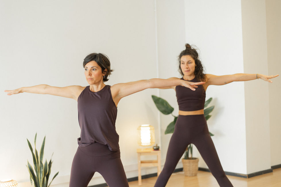 Dos mujeres practicando yoga en The Yoga Gallery - Fest Menorca