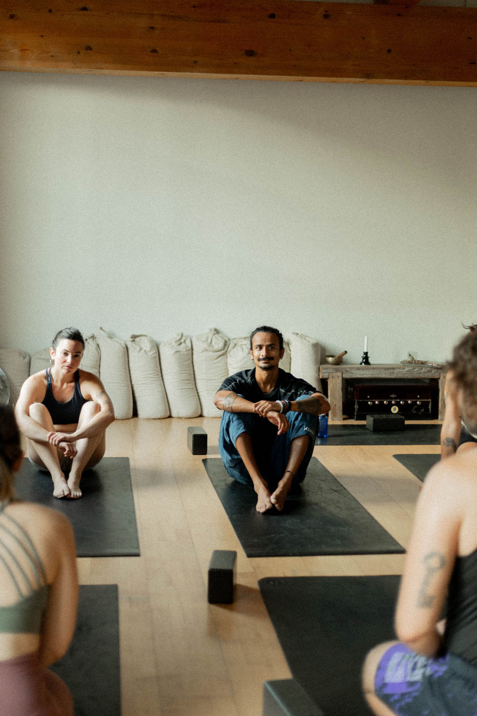 Instructor de yoga con alumnos en clase