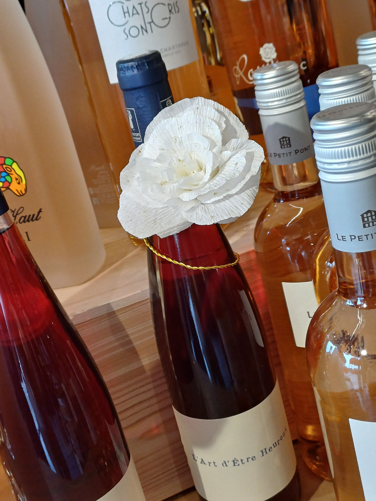 Fleur blanche sur bouteille - Vitrine Les Vins Brunin-Guillier