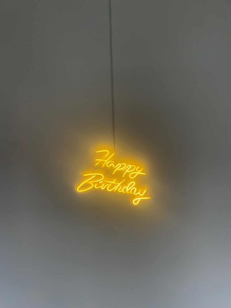 Elegantes LED-Schild "Happy Birthday " in den Abmessungen 25 x 42 cm – eine stilvolle Ergänzung für jede Feier!