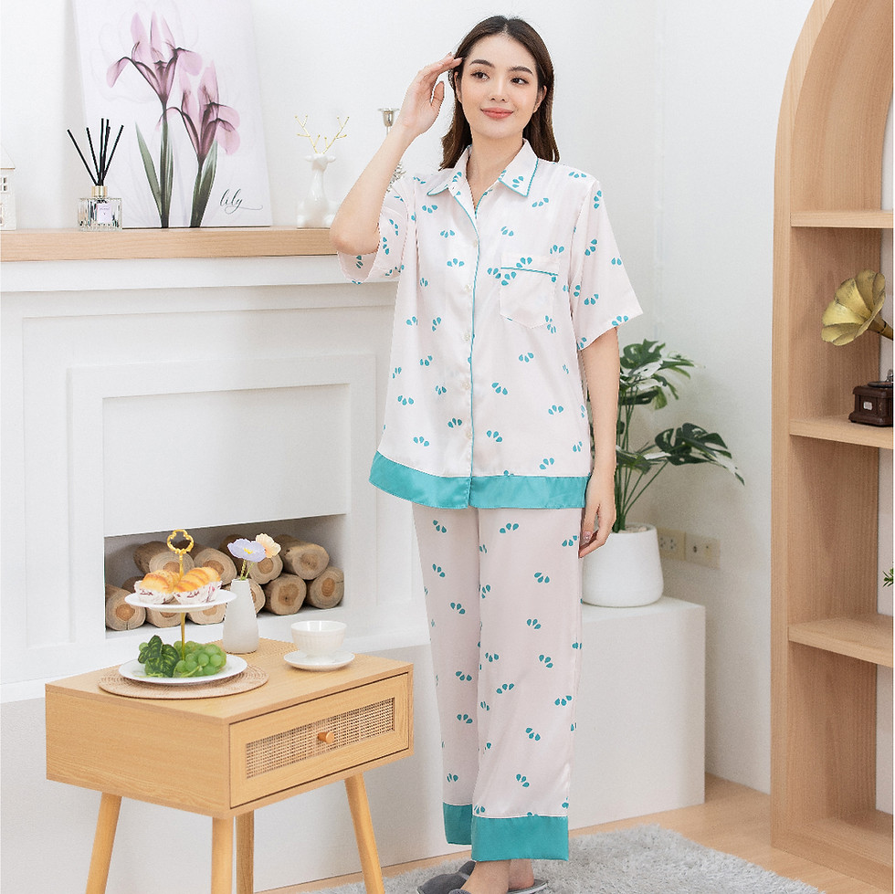 ภาพขนาดย่อ: ชุดนอนเสื้อเชิ้ตแขนสั้น และกางเกงขายาว Lucky Set สีเขียว CNN-PPA424