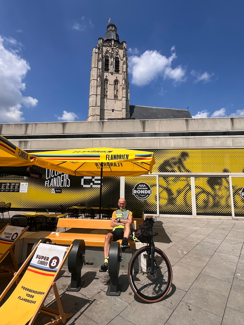 Op een Ronde van Vlaanderen mag dit museum in Oudenaarde niet ontbreken. Op de achtergrond de machtige Walburgakerk met een prachtige interieur. Deze stad was ooit het wereldcentrum van de Vlaamse tapijtindustrie. Binnenkant kerk𤩠ook bezocht..met de fietsš¤.