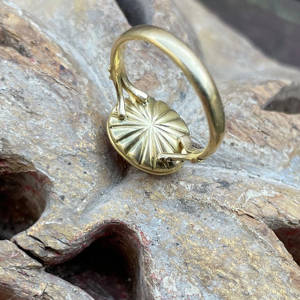 Thumbnail: Gold ring with an intaglio of Eros riding a Hippocampus. 16th /17th century.