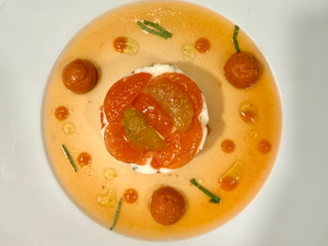 Tomate mozzarella gastronomique avec tomates anciennes, eau de tomate gélifiée, crème de mozzarella au basilic et sirop de tomate