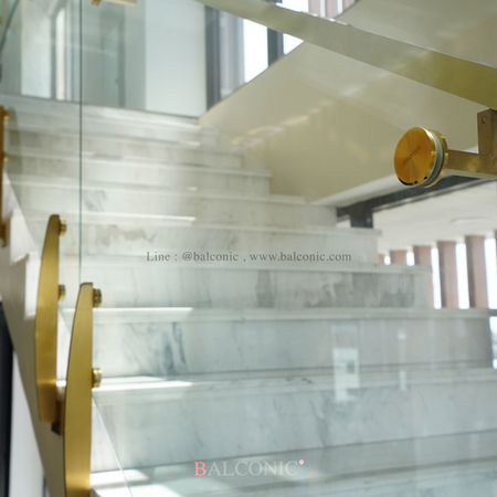 ระเบียงกระจก สแตนเลสสีทอง ราวสีทอง กระจกเทมเปอร์ กระจกนิรภัย