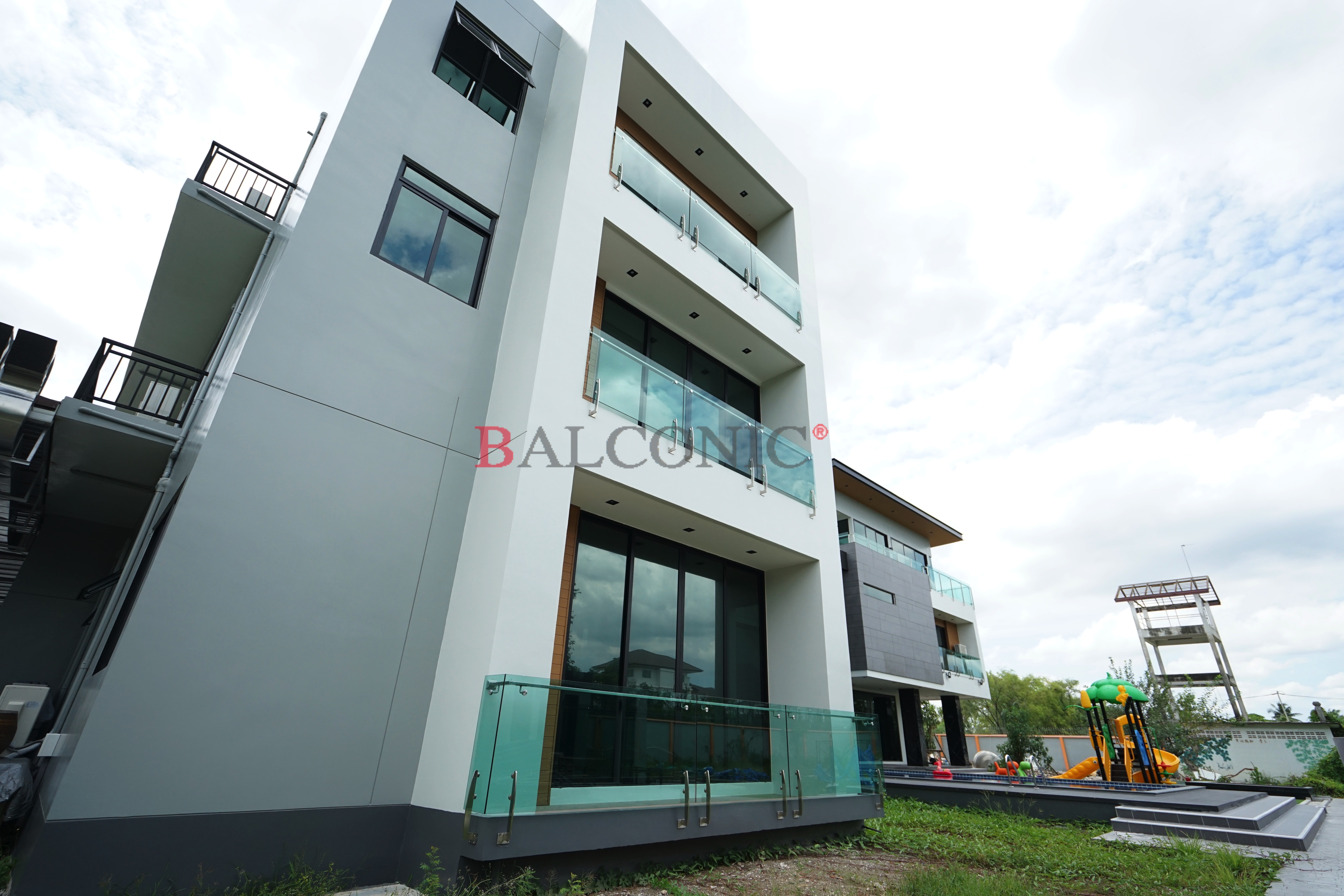 ราวกันตก ระเบียง กระจก สแตนเลส balconic.