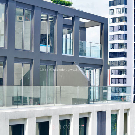 ทองหล่อ ตึก 7 ชั้น ระเบียงกระจก รางรับกระจก SF840.jpg