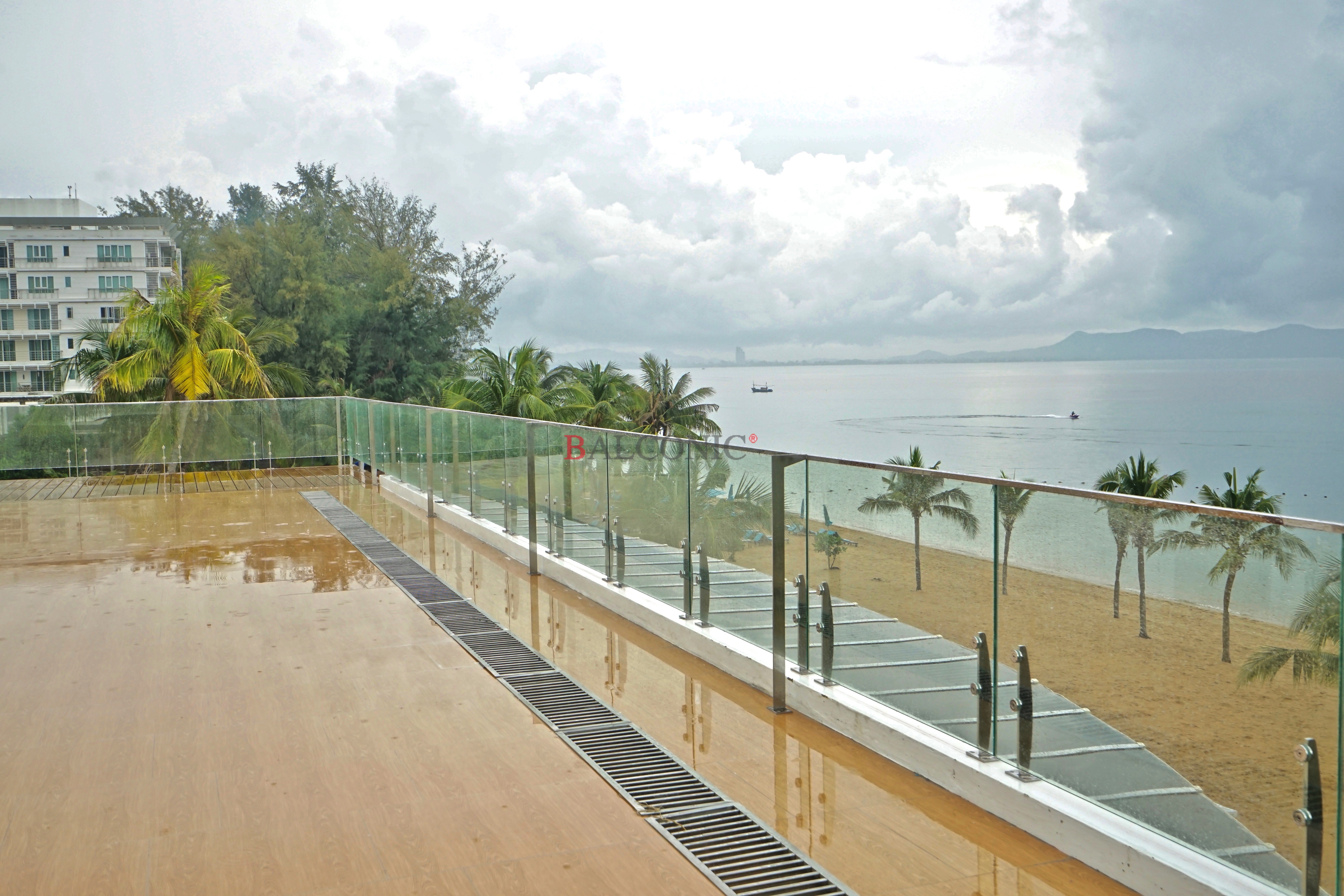 ราวกันตก ระเบียง JOMTIAN BEACH HOTEL
