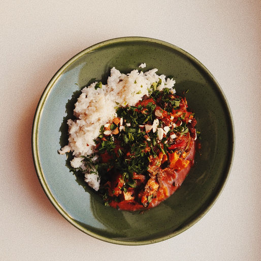 Uziemiający gulasz z duszonych warzyw – ciepły posiłek na chłodniejsze dni.