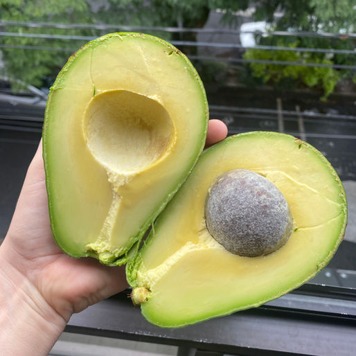 przepołowione dojrzałe awokado