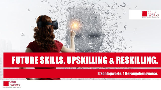 Frau mit VR-Brille berührt ein leuchtendes digitales Gesicht aus Buchstaben und Zeichen, darüber der Titel „Future Skills, Upskilling & Reskilling. 3 Schlagworte. 1 Herangehensweise.“ und das SOULWORXX-Logo.