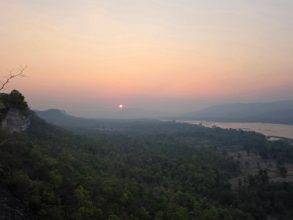 Vue panoramique d’une cascade islandaise entourée de montagnes