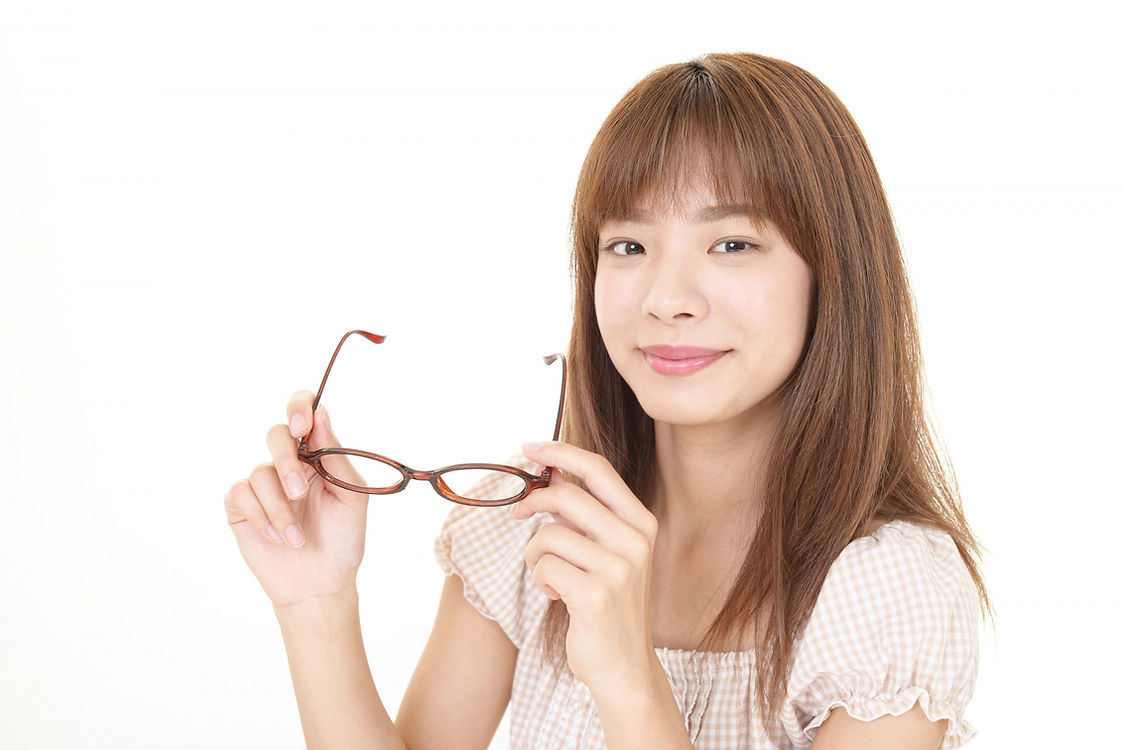 眼鏡を持つ女性