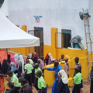 Children gather near Masjid Al Maajid completion