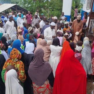 Large crowd celebrating Masjid Al Maajid completion
