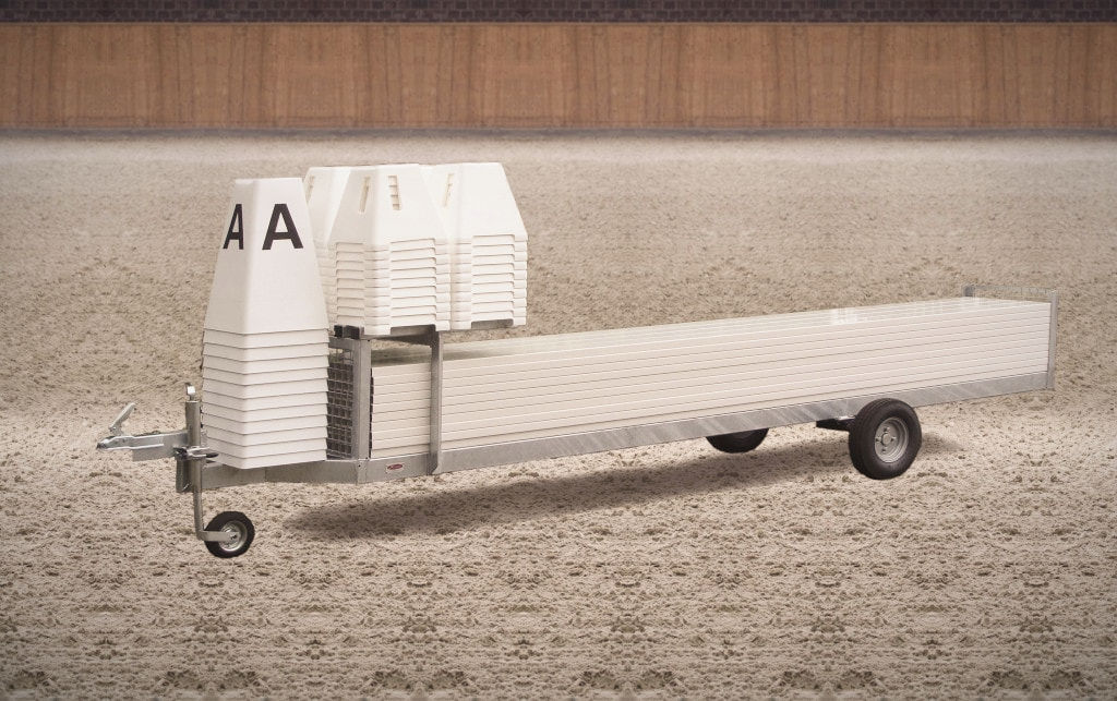 Prikolica za prijevoz dresurne arene Heritage Products puna dasaka i konusa.