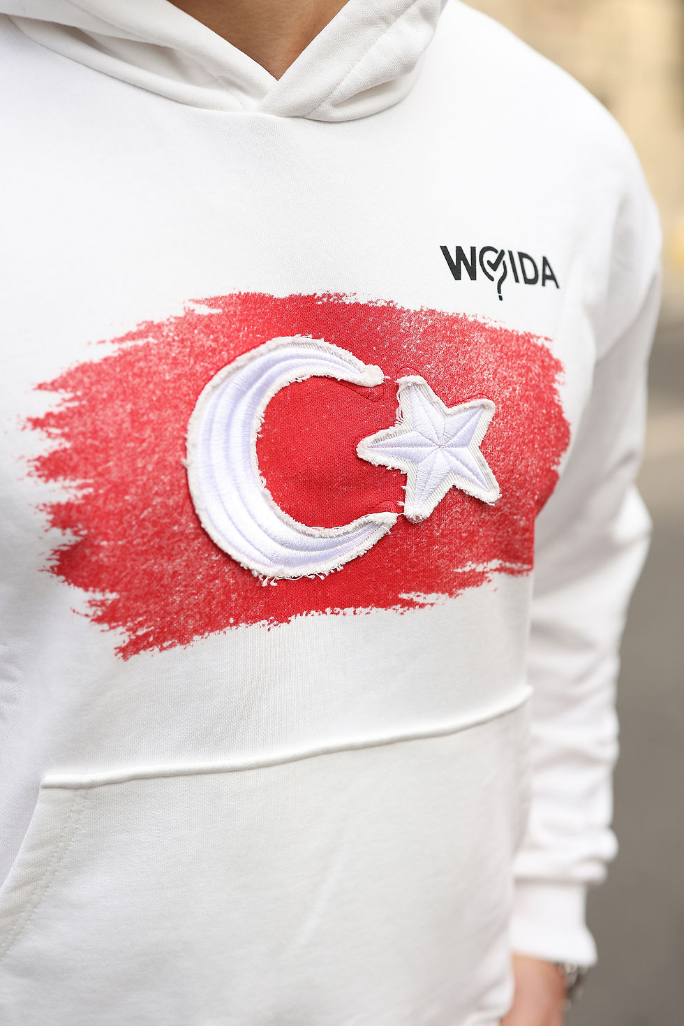 Miniaturbild: Weißer WOIDA Hoodie Unisex mit cleanem Look