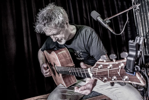 Workshop Gitarre/Songwriting & Papierboote falten mit Dieter Bornschlegel - BORNZERO