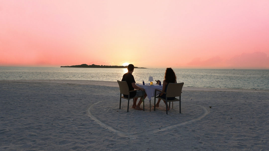 For an exclusive experience in the Maldives with Cocoon Maldives Resort makes sure that couples and families can experience moments of tranquility and relaxation in a unique location nestled in the Indian Ocean.