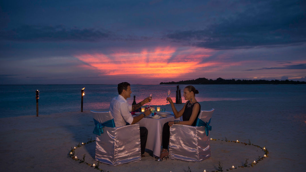 For an exclusive experience in the Maldives with Cocoon Maldives Resort makes sure that couples and families can experience moments of tranquility and relaxation in a unique location nestled in the Indian Ocean.