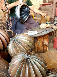 artisan ferronnier fabricant un cactus en métal à marrakech