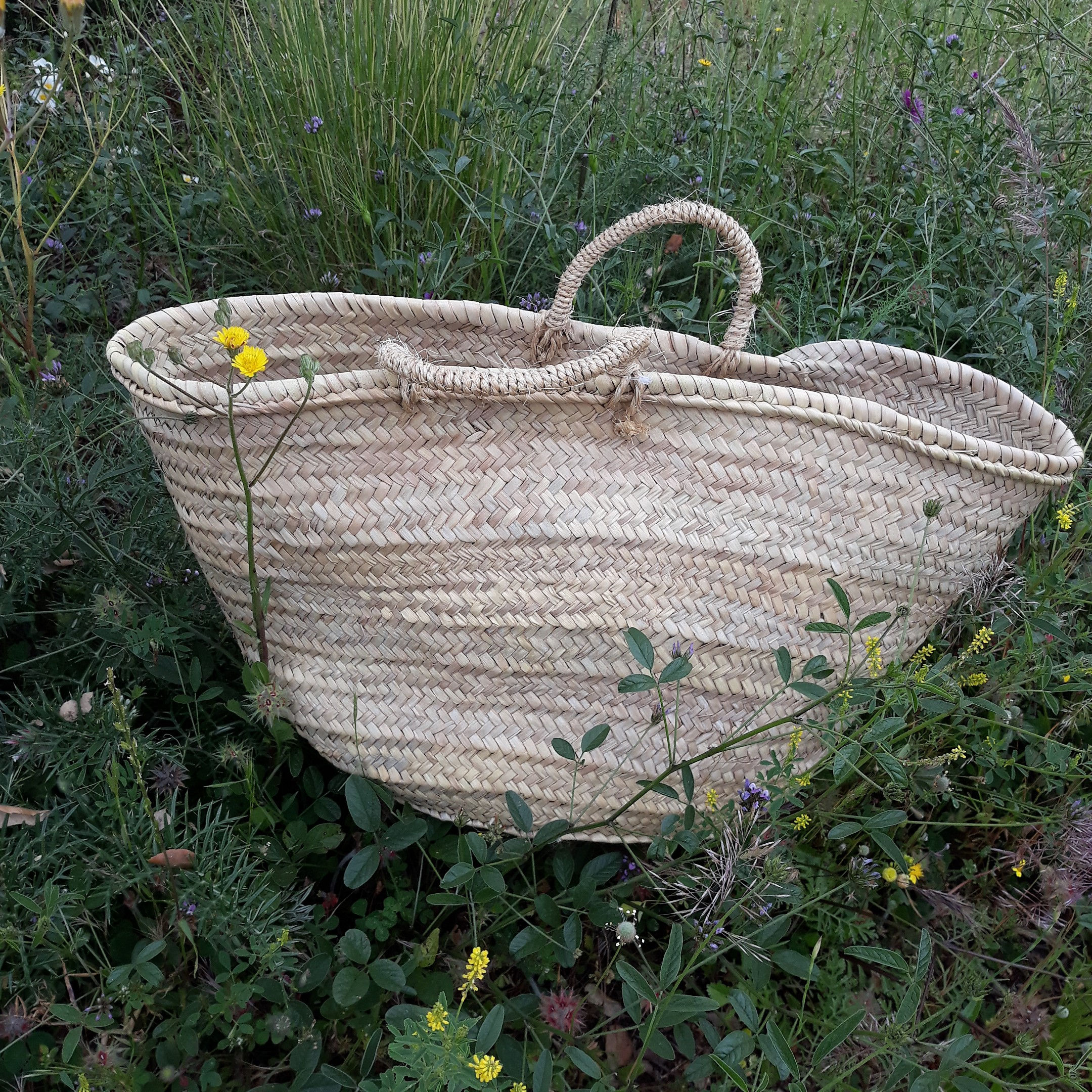 Cesta de compras antiga em palma