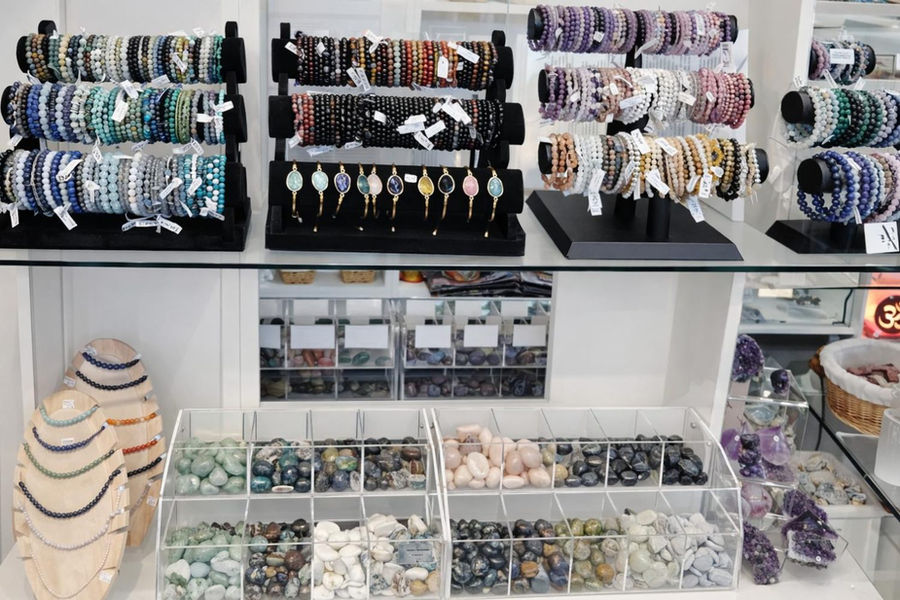 Objets exposés dans la boutique ésotérique et minéraux du Sanctuaire des Energies à Vannes