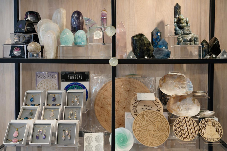 Pierres et minéraux exposés sur un présentoir dans la boutique du Sanctuaire des Energies