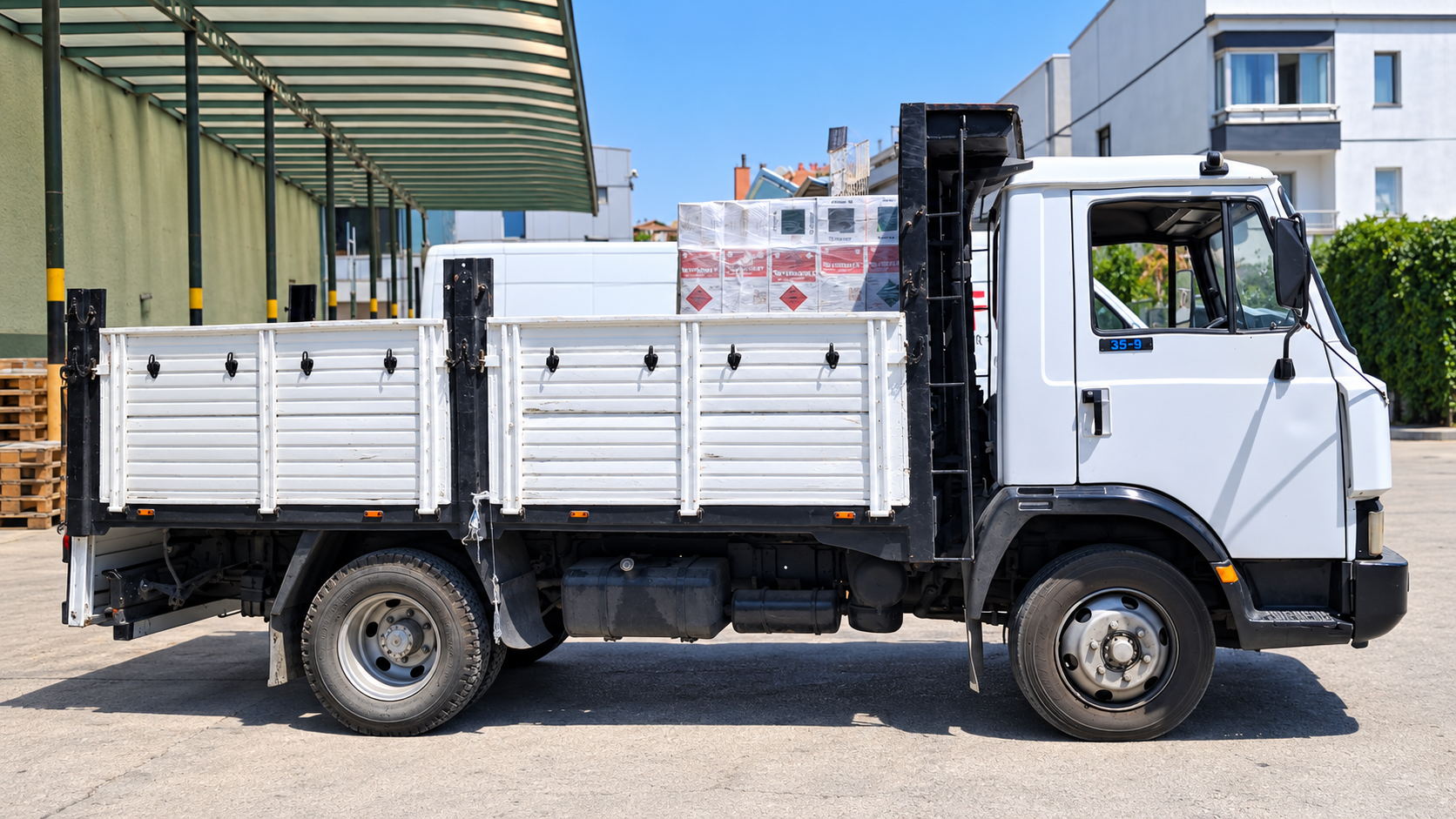 Göktaşlar Nakliye'nin beyaz Iveco açık kasa nakliye aracı