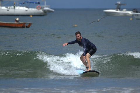 man surf in tamarindo,
man surfing lesson.
share the stoke in tamarindo beach