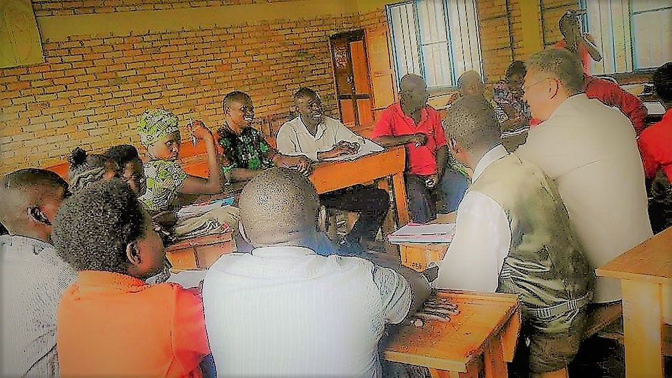 (↑ルワンダで学校を訪問して現場の状況をいろいろ教えてもらっている様子。)