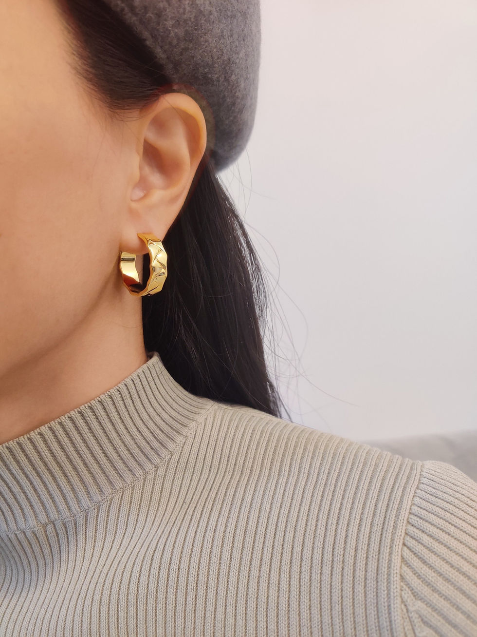 Thumbnail: 18K Gold Classic Hoop Quilted Earrings 