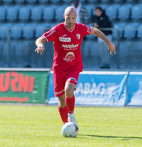 Sébastien Le Neün un joueur de football en action