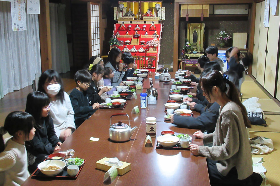 ひな壇かざりの前で食事