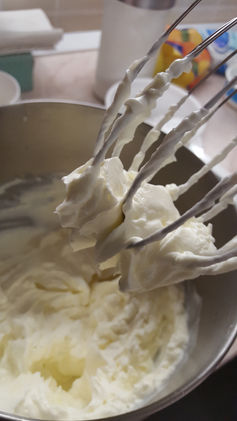 Frosting pufos cu mascarpone