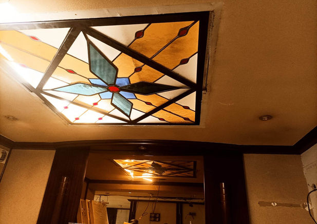 2 Hotel -Test pose du Premier ensemble de vitraux - la naissance de redon - l'abbaye saint