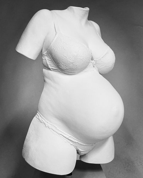 Alles in Gips auch die Gänsehaut, Hünderhaut
Gipsabdruck Babybauch