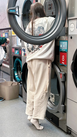 Detalhe de máquina de lavar industrial em funcionamento na lavandaria