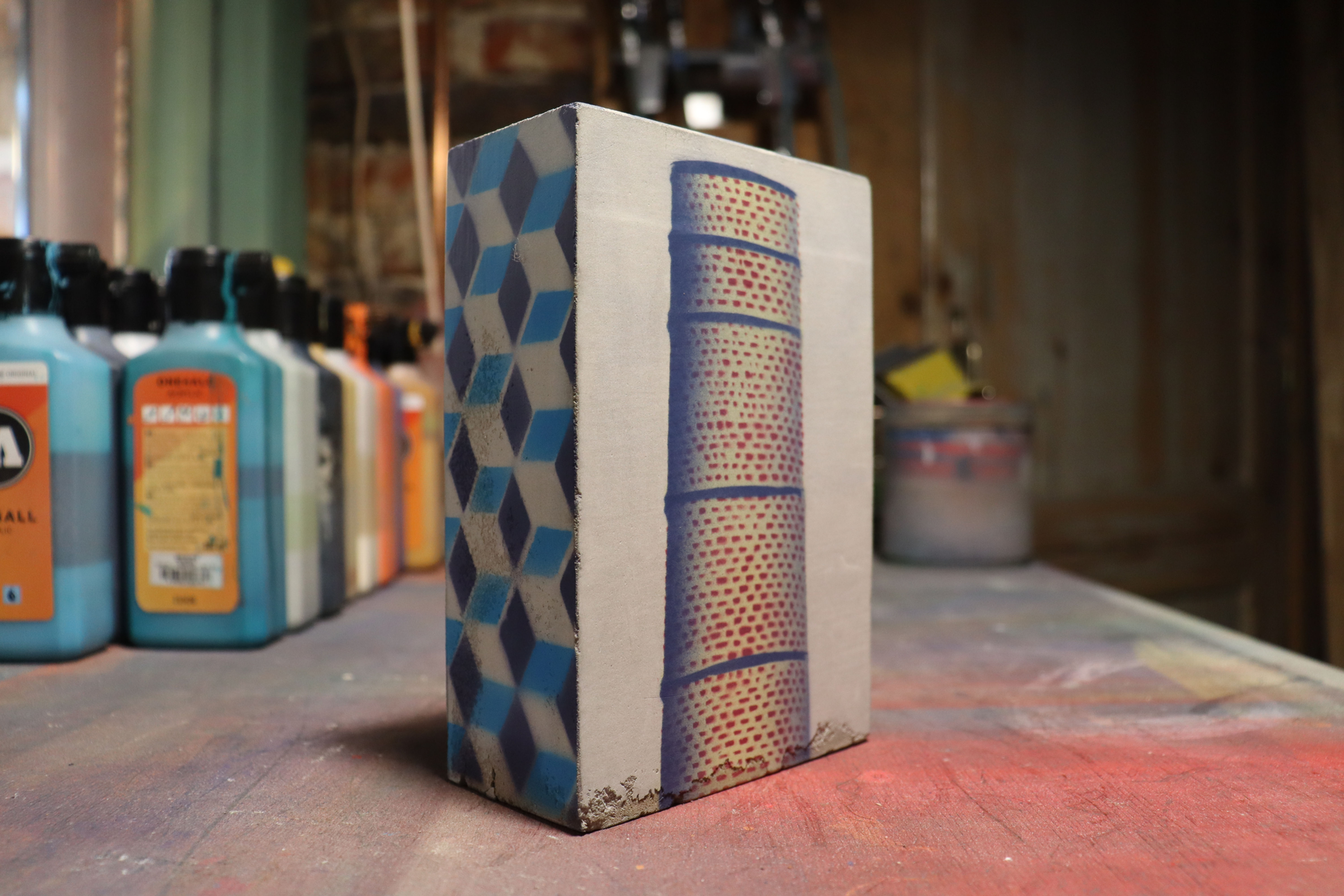 Cheminée industrielle en briques rouges.