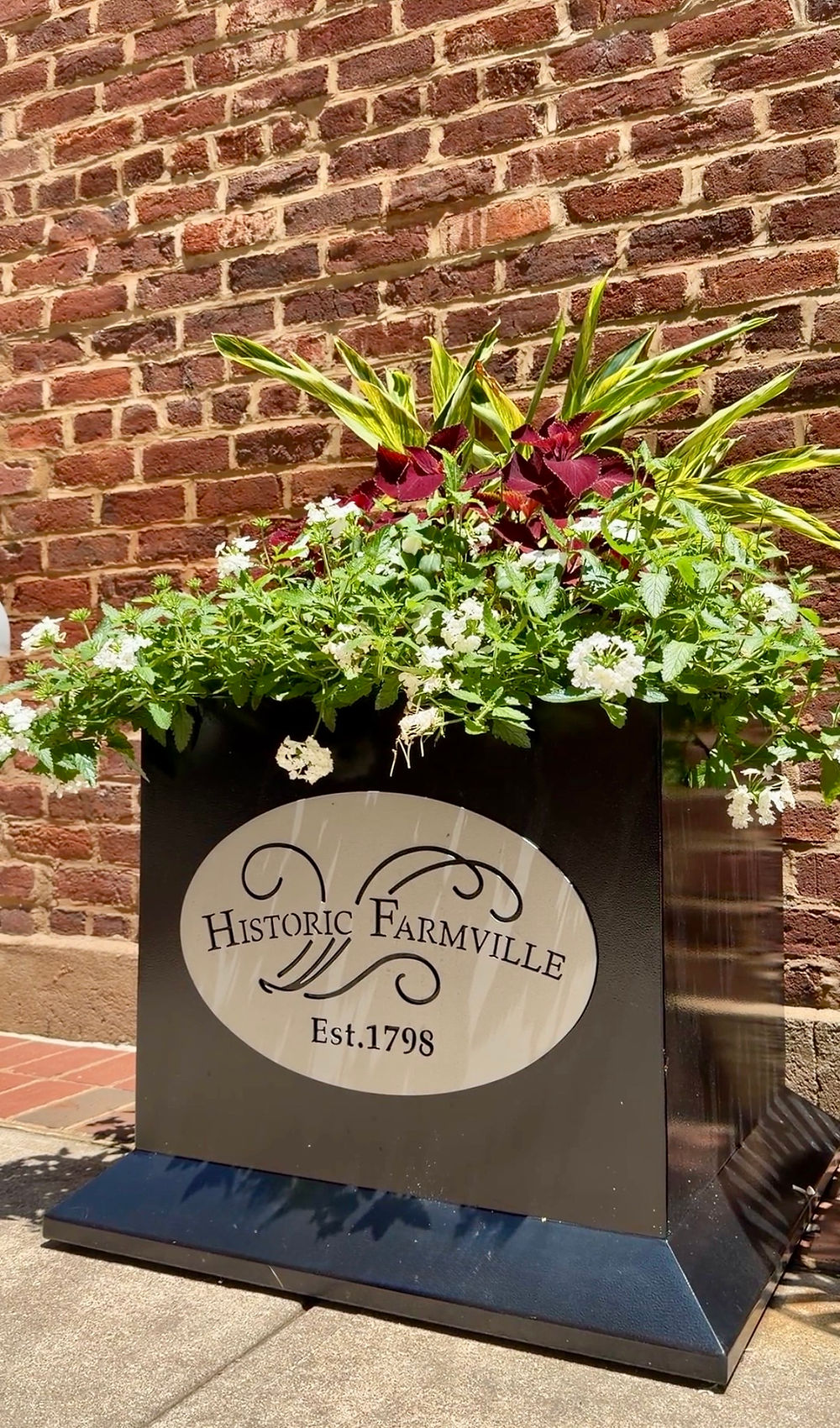 Historic Farmville planter